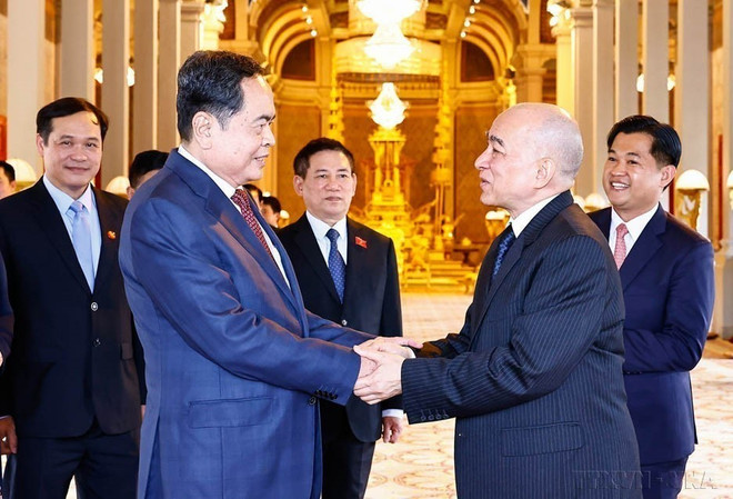 越南国会主席陈青敏会见柬埔寨国王诺罗敦·西哈莫尼(2024年)。图自越通社 3 viet_nam_–_campuchia_quan_he_lang_gieng_tot_dep_huu_nghi_truyen_thong_hop_tac_toan_dien_ben_vung_lau_dai__7725797.jpg