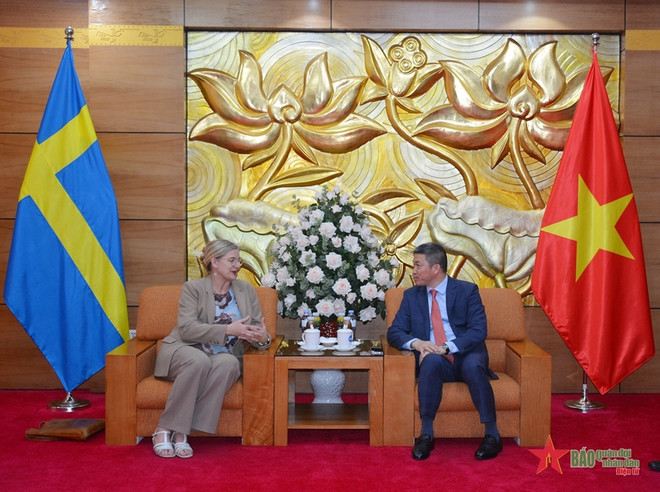 越南友好组织联合会主席潘英山(右)与瑞典驻越南大使安娜·马尾。图自越南人民军队报 tiep.jpg