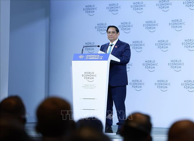 范明政在2024大连夏季达沃斯论坛上发表讲话。图自越通社 _thu_tuong_pham_minh_chinh_phat_bieu_tai_phien_toan_the_hoi_nghi_thuong_nien_cac_nha_tien_phong_lan_thu_15_cua_wef__stand.jpg
