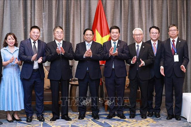 范明政总理会见中国天楹股份有限公司董事长严圣军。图自越通社 thu_tuong_pham_minh_chinh_tiep_mot_so_doanh_nghiep_trung_quoc_stand.jpg
