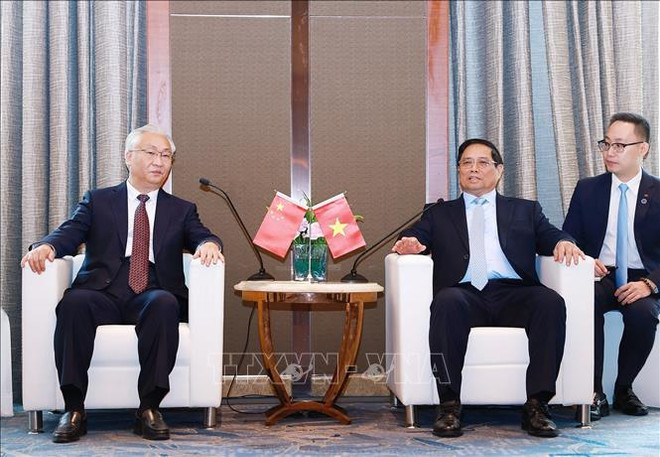 越南政府总理范明政和中国国务院副总理张国清共同出席了“越南-中国战略交通基础设施发展合作 越南-中国企业的作用”洽谈会。图自越通社 thu_tuong_du_hoi_nghi_hop_tac_viet_nam_-_trung_quoc_ve_phat_trien_ha_tang_chien_luoc_giao_thong_stand.jpg