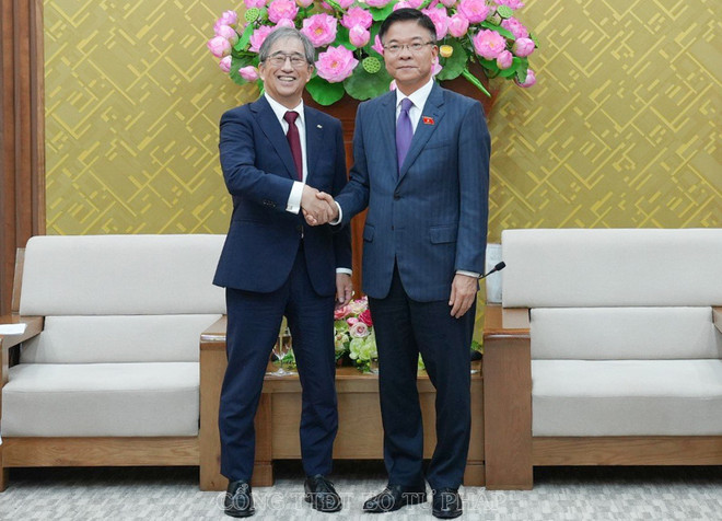 越南政府副总理黎成龙会见日本名古屋大学校长杉山直。图自https://www.moj.gov.vn 25.6.2024_pttg_btbtp_le_thanh_long_tiep_giao_su_truong_nagoya_nhat_ban_(1).jpg