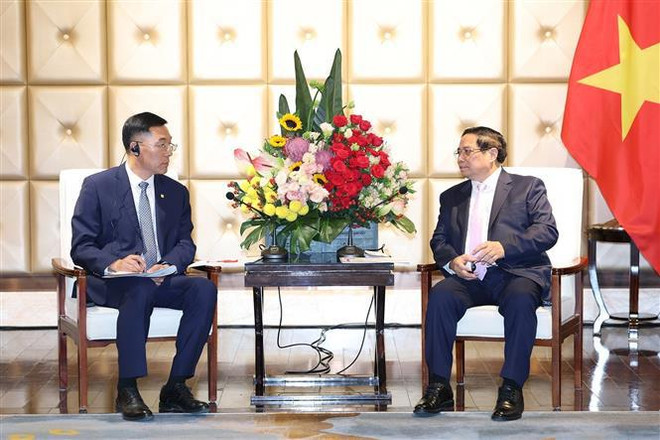 越南政府总理范明政会见中车大连机车车辆有限公司(CRRC)董事、经理孙荣坤。图自越通社 l_thu_tuong_pham_minh_chinh_tiep_mot_so_doanh_nghiep_trung_quoc__7446098.jpg