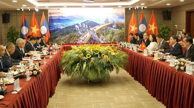 会谈场景。图自越通社 vna-potal-quoc-hoi-viet-nam-va-lao-thuong-xuyen-phoi-hop-de-tao-dot-pha-tren-moi-linh-vuc-7572953-2723.jpg.webp