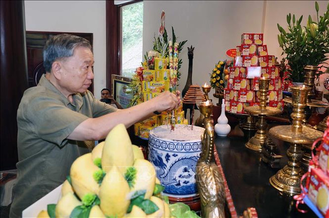 国家主席苏林在陈兴道林遗迹向武元甲大将敬香 图自越通社 uuid=CA878ECB-9706-4948-BD2E-A1CA09D273B4&library=1&type=1&mode=1&loc=true&cap=true.jpg