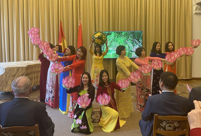 文艺表演节目。图自越南驻白俄罗斯大使馆 ky_niem_nhung_ngay_le_lon_thang_nam_cua_viet_nam_va_belarus_7362744.jpg