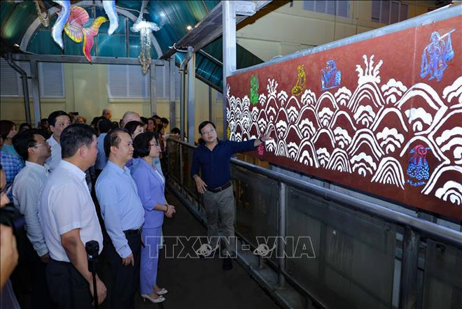 以“水”为主题,人行天桥上装置的作品将把这座桥打造成灯光装置系列。图自越通社 di-bo-03052024-04.jpg