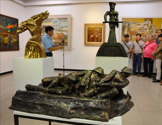 奠边府大捷70周年美术展展示的作品。图自越通社 _trien_lam_my_thuat_ky_niem_70_nam_chien_thang_dien_bien_phu_stand.jpg