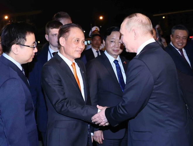 越共中央书记处书记、中央对外部部长黎怀忠来到河内内排国际机场为普京总统送行。图自越通社 黎怀忠.webp