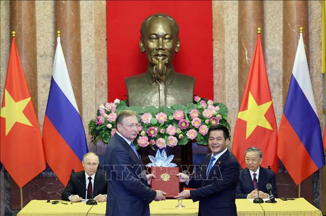 苏林和俄罗斯总统普京出席两国各部委和行业之间合作文件的移交仪式。图自越通社 普京2.jpg