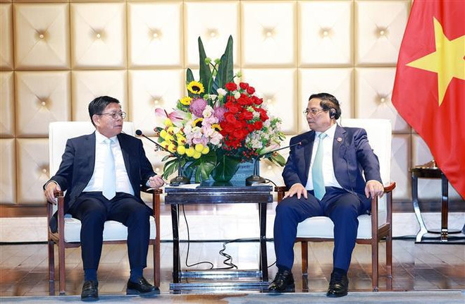 范明政总理(右)会见中国铁路通信信号集团有限公司董事长兼总裁楼齐良。图自越通社 中国.jpg