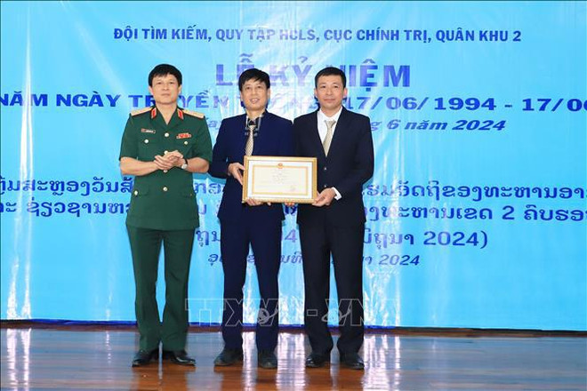 越南国防部和乌多姆塞省政府向第二军区烈士遗骸收寻归宿队赠送奖状。图自越通社 uuid=4D04E083-296E-442F-8FBA-56784C535A8F&library=1&type=1&mode=1&loc=true&cap=true.jpg