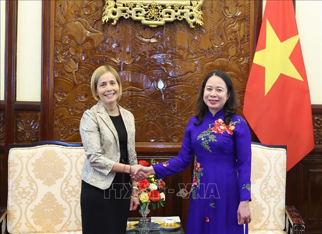 国家代主席武氏映春会见秘鲁驻越大使帕特里夏·尤兰达·雷兹 波尔图·卡雷罗。图自越通社 uuid=ACE3178A-40A0-45EC-9D2B-BDDED306C017&library=1&type=1&mode=1&loc=true&cap=true.jpeg