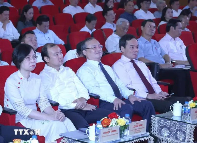 越通社社长武越庄(右)和与会代表。图自越通社 delegates_at_the_confernce.webp
