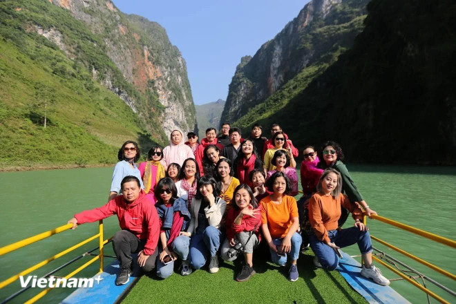 游客参观儒桂江 图自Vietnam+ 1405hagiang2-2455.jpg (1).webp