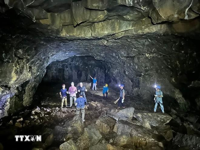 联合国教科文组织地质公园专家代表团参观了德农火山洞穴系统。图自越通社 1305congviendiachatdaknong2-8846.jpg (1).webp