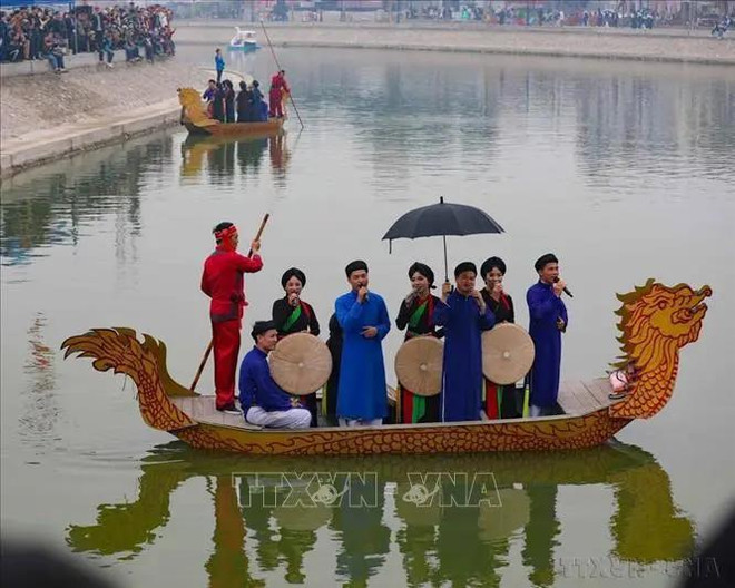 北宁省官贺民歌表演活动。图自越通社 vna_potal_ngay_di_san_van_hoa_viet_nam_2311_gop_phan_nang_cao_vi_the_quoc_gia_tren_truong_quoc_te_stand_(1).webp