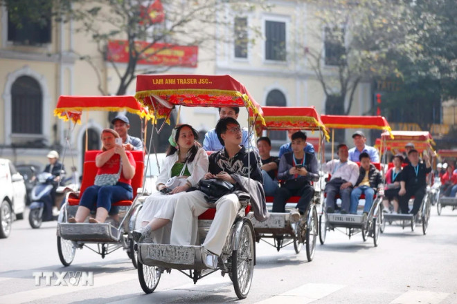 河内一年四季吸引国际游客。图自越通社 0905-du-lich-ha-noi-2565.jpg