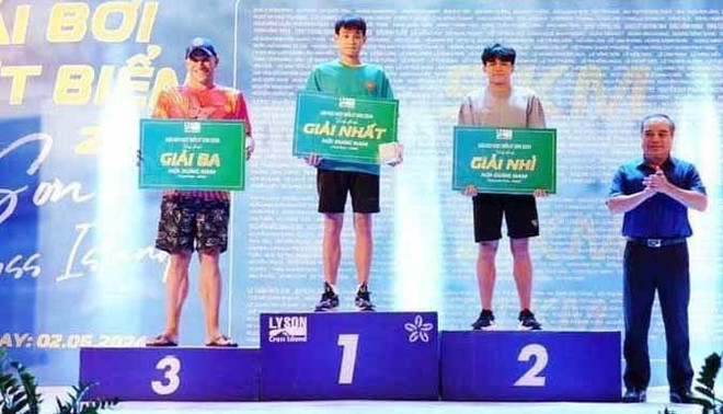 获奖运动员。图自越通社 vna_potal_600_van_dong_vien_tranh_tai_giai_boi_vuot_bien_ly_son_cross_island_2024_7408849.jpg