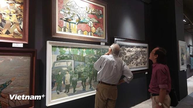 参观展览会的观众。Vietnam+ 3.webp