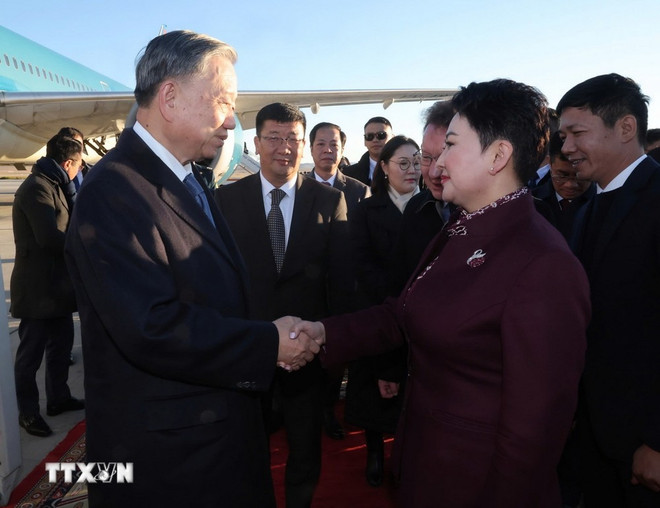 蒙古国外交部长巴特蒙赫·巴特策策格(Batmunkh Battsetseg)到机场送行。图自越通社 hình_ảnh.jpg