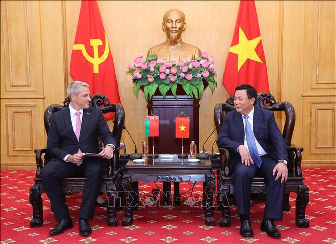越共中央政治局委员、胡志明国家政治学院院长阮春胜会见白俄罗斯驻越南特命全权大使乌拉吉米尔·巴拉维库。图自越通社 Belarus-01102024-02.jpg