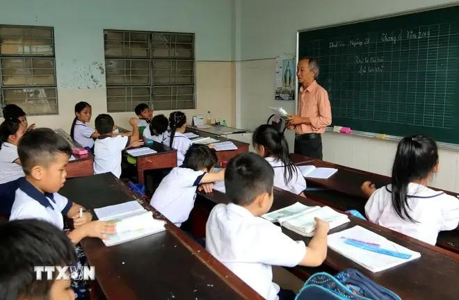 困难儿童在天恩学校学习。图自越通社 2.webp