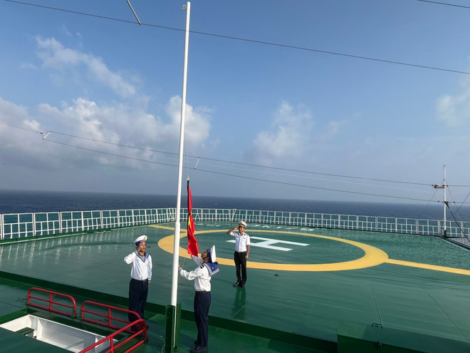海军第二区DK1高脚屋降半旗行国葬向阮富仲总书记致哀。图自海军军种-越通社发 2.jpg