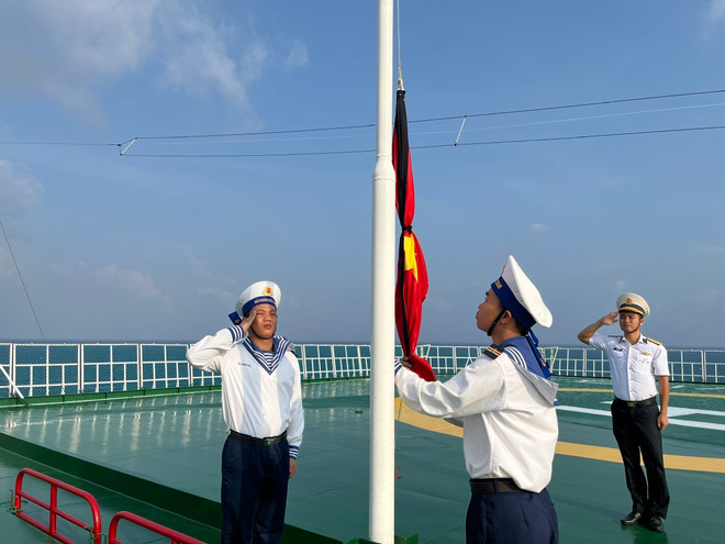 海军第二区DK1高脚屋降半旗行国葬向阮富仲总书记致哀。图自海军军种-越通社发 1ava.jpg
