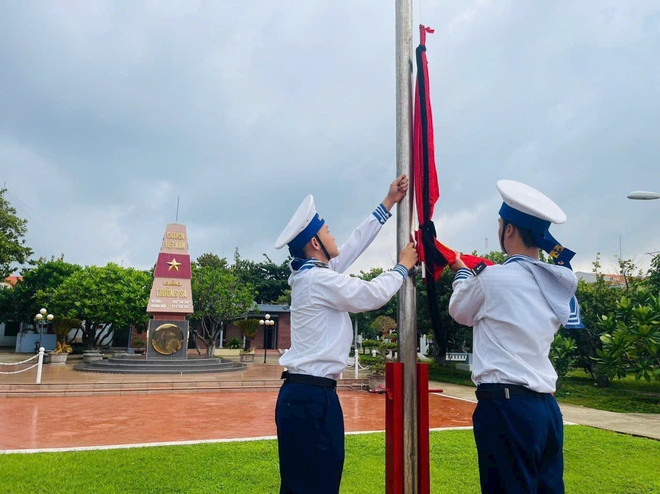 长沙群岛降半旗行国葬向阮富仲总书记致哀。图自海军军种-越通社发 3.jpg