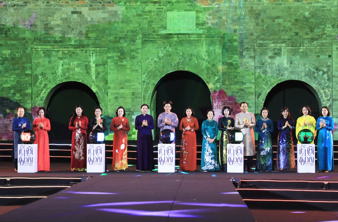 各位中央领导和河内市领导进行2024年河内奥黛旅游节开幕的仪式。图自hanoimoi.vn 奥黛3.png