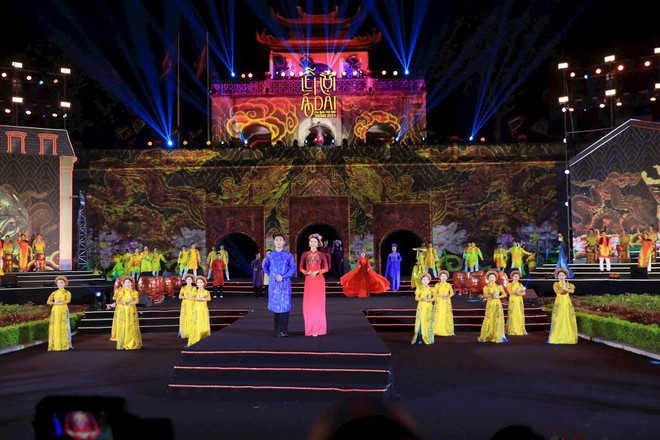 2024年河内旅游奥黛节开幕式上的奥黛秀节目。图自hanoimoi.vn 奥黛2.jpg