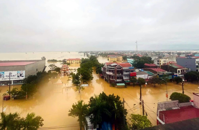 第六号台风造成强降雨致使广平省造成严重损失。 vna_potal_hon_15_ngan_nha_dan_o_quang_binh_ngap_sau_trong_nuoc_7673932.jpg