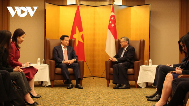 黎明慨(左)会见新加坡副总理颜金勇。图自越南之声 tiep_pho_thu_tuong_singapore.jpg