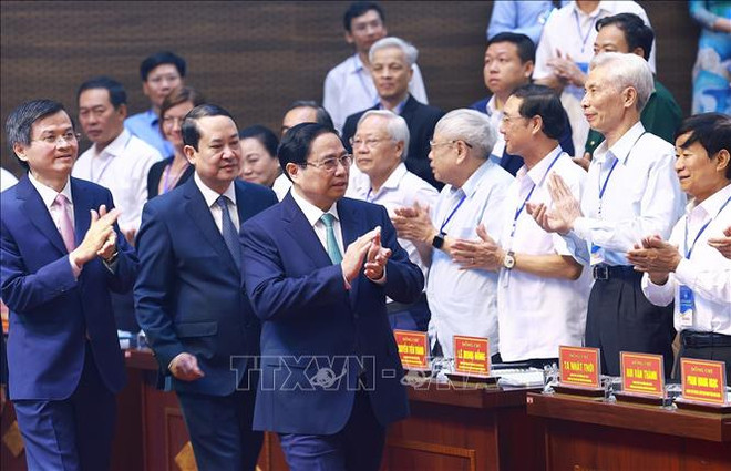 越南政府总理范明政出席了宁平省规划(2021-2030年,展望2050年)发布会议。图自越通社 thu_tuong_pham_minh_chinh_du_hoi_nghi_cong_bo_quy_hoach_tinh_ninh_binh_stand.jpg