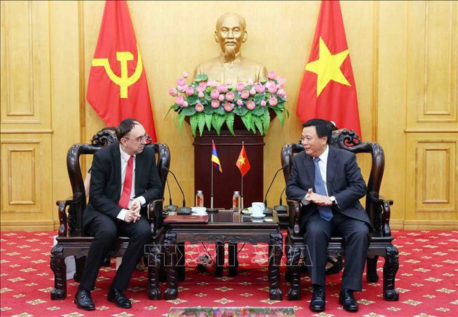 越共中央政治局委员、胡志明国家政治学院院长、中央理论委员会主席阮春胜会见匈牙利驻越大使巴洛格迪·蒂博尔。图自越通社 uuid=F3308675-8FF0-4888-B1CF-2457EC10765D&library=1&type=1&mode=1&loc=true&cap=true.jpg