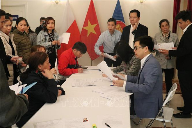 越南驻波兰大使馆开始接收和处理玛丽维尔斯卡大街(Marywilska)44号购物中心发生火灾中丢失证件人员的档案。图自越通社 uuid=65AEE828-0182-401A-B303-01F967B2CBB7&library=1&type=1&mode=1&loc=true&cap=true.jpg