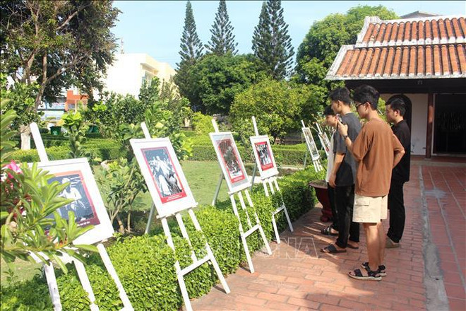 5月15日,题为“胡志明主席的日常生活”图片展5月15日上午在平顺省潘切市育青遗迹区为人民群众和游客开放。图自越通社 bac-ho-15052024.jpg