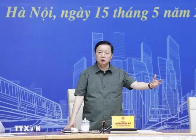 越南政府副总理陈红河在会议上发表讲话。图自越通社 -duong-sat-do-thi-6116.webp