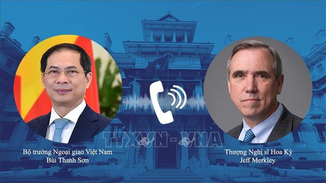 越南外交部长裴青山于6月4日与美国参议院拨款委员会内部事务、环境及相关机构小组主席杰夫·默克里(Jeff Merkley) 参议员通电话。图自越通社 bui-thanh-son-4614s.jpg