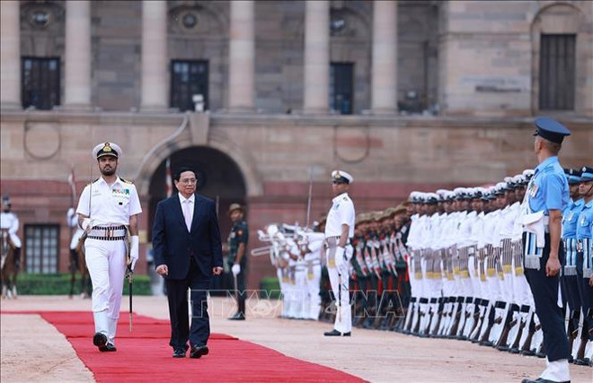 越南政府总理范明政检阅仪仗队。图自越通社 tham-an-do-182024.jpg