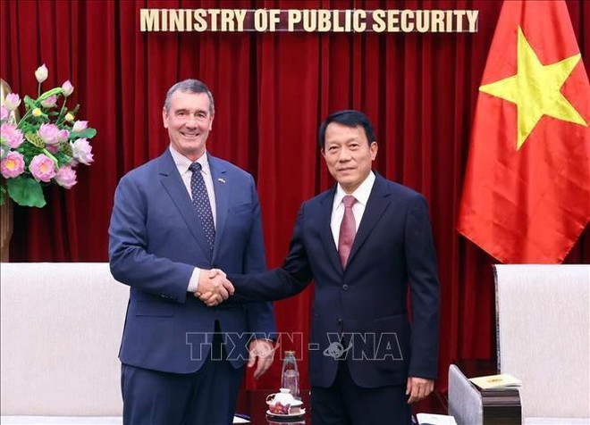 越共中央委员、越南公安部副部长梁叁光上将与美国国土安全部运输安全管理局(TSA)局长戴维·佩科斯克。图自越通社 uuid474f1a2c-8f4a-4c0c-aba3-915f067c0881library1type1mode1loctruecaptrue-8752.jpg.webp