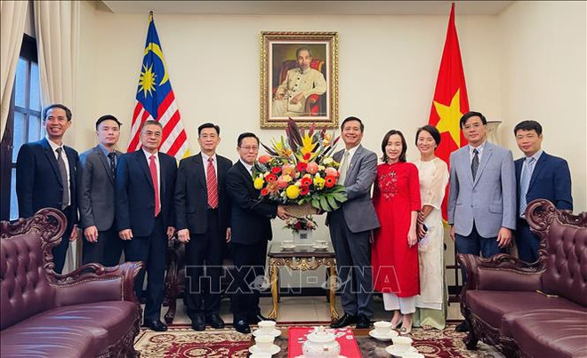 老挝驻马来西亚大使Thepthavone向越南驻马来西亚大使馆干部及人员赠送花篮,祝贺越南国庆79周年。图自越通社 malaysia-290824-1.jpg