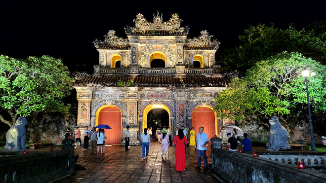显仁门夜景灯光璀璨 图自Vietnam+ a752811c43a7e3f9bab6-8187.jpg