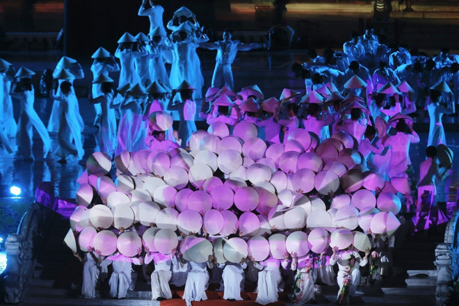 奥黛、斗笠出现在开幕式的演出 图自Vietnam vna-potal-khai-mac-tuan-le-festival-nghe-thuat-quoc-te-hue-2024-7419304-4968-2.jpeg