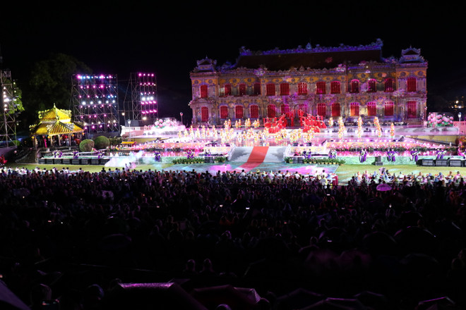 观众穿着雨衣在建中殿前看文艺演出 图自Vietnam+ img-1621-1159.jpg