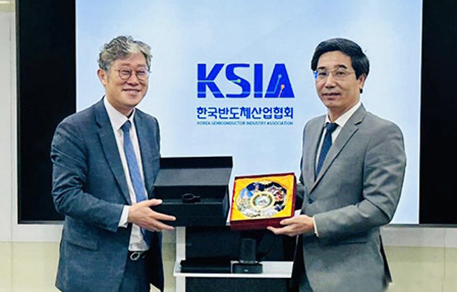 岘港市人民委员会副主席陈志强(右)向韩国半导体产业协会代表赠送礼品。图自https://cadn.com.vn/ 陈志强.jpg