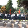 嘉莱省在德基烈士陵园为在柬埔寨战场上牺牲的18具越南志愿军和专家烈士遗骸举行追悼会和安葬仪式。图自越通社