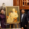 越南代表团与蒙罗公园历史博物馆馆长在馆内胡志明空间合影。图自越通社