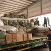 谅山省友谊国际口岸海关力量对进口车辆及货物实施监管。图自越通社